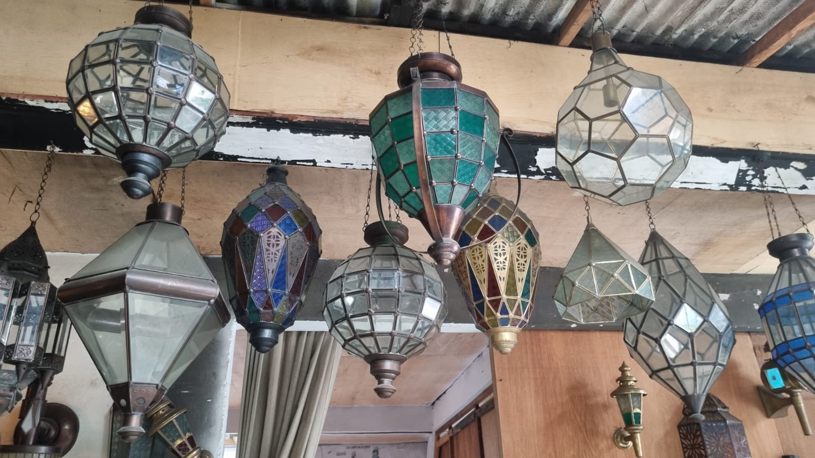 Koleksi lampu di showroom